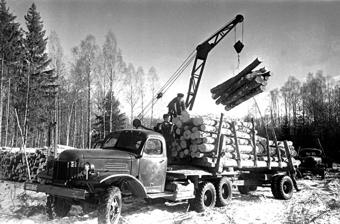 Механическая погрузка леса в Ивацевичском леспромхозе, 1959 год. фото